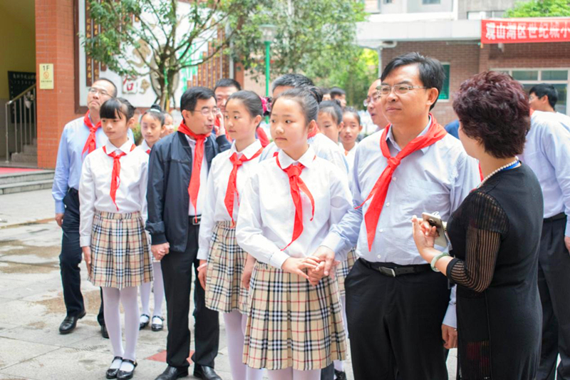图为：陈少荣市长正在听取校方领导汇报活动开展情况.jpg