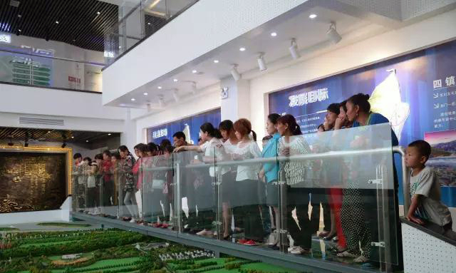 02城市规划展览馆配合妇联组织建档立卡贫困户母亲来馆参观1.jpg
