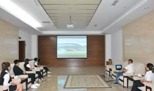 锡林浩特城市展览馆组织干部职工观看庆祝内蒙古自治区成立70周年大会.jpg