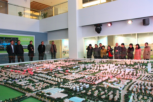 1张家港市安监局参观锦丰·沙洲新城展示馆.jpg