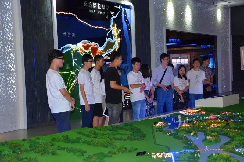 南京大学学生就业指导中心组织调研团队参观抚远规划展示馆.jpg