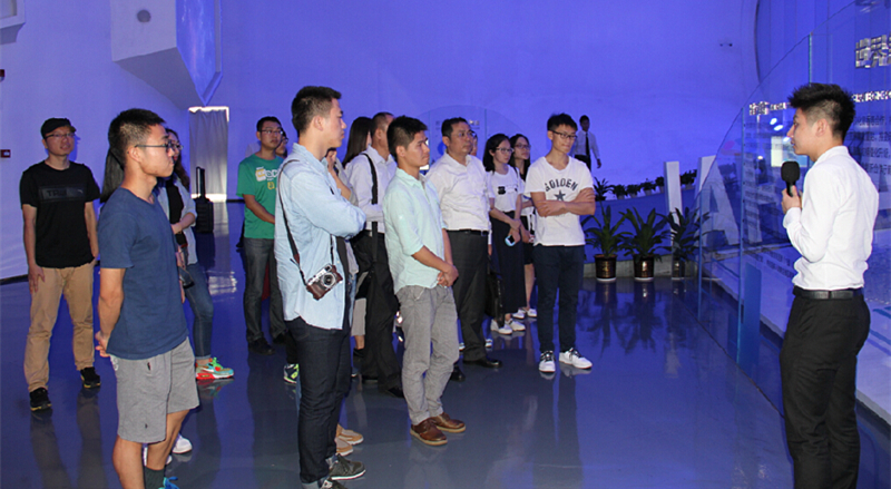 创新创业实践训练营营员参观深圳前海展示厅1.jpg